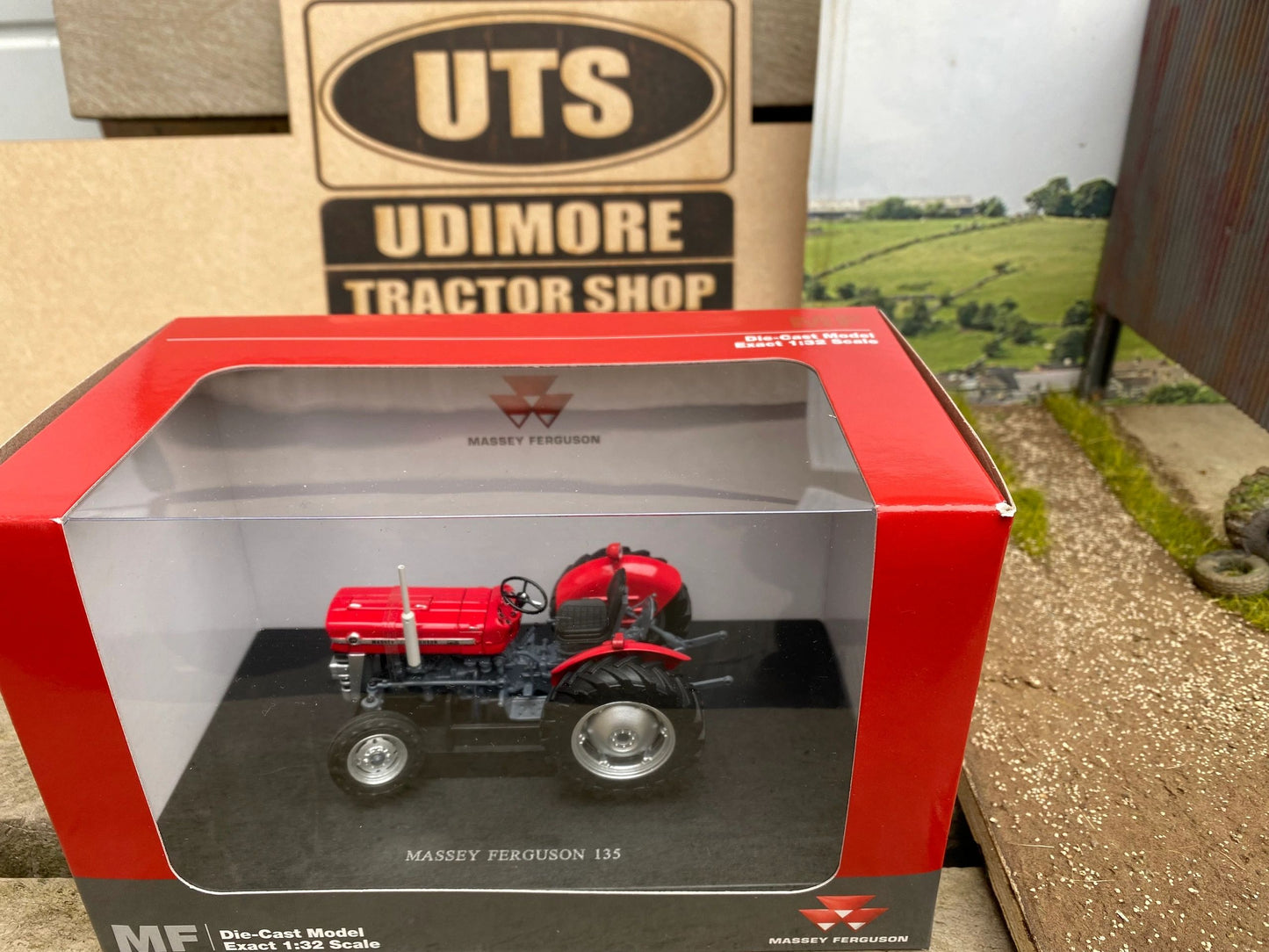 2785 Universal Hobbies 1965 Massey Ferguson 135 tractor BOXED 1:32 New Image 5