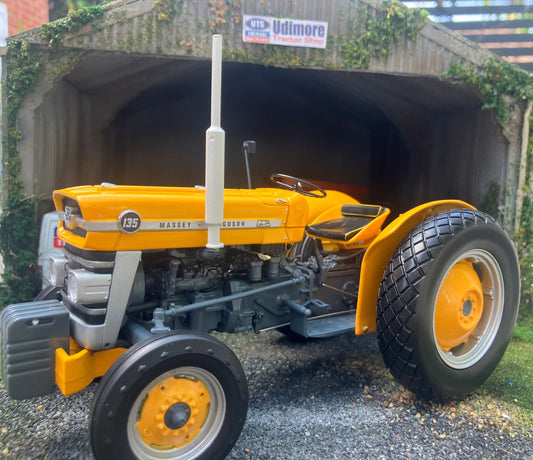 2822 Universal Hobbies Industrial Massey Ferguson 135 tractor BOXED 1:16 scale Image 2