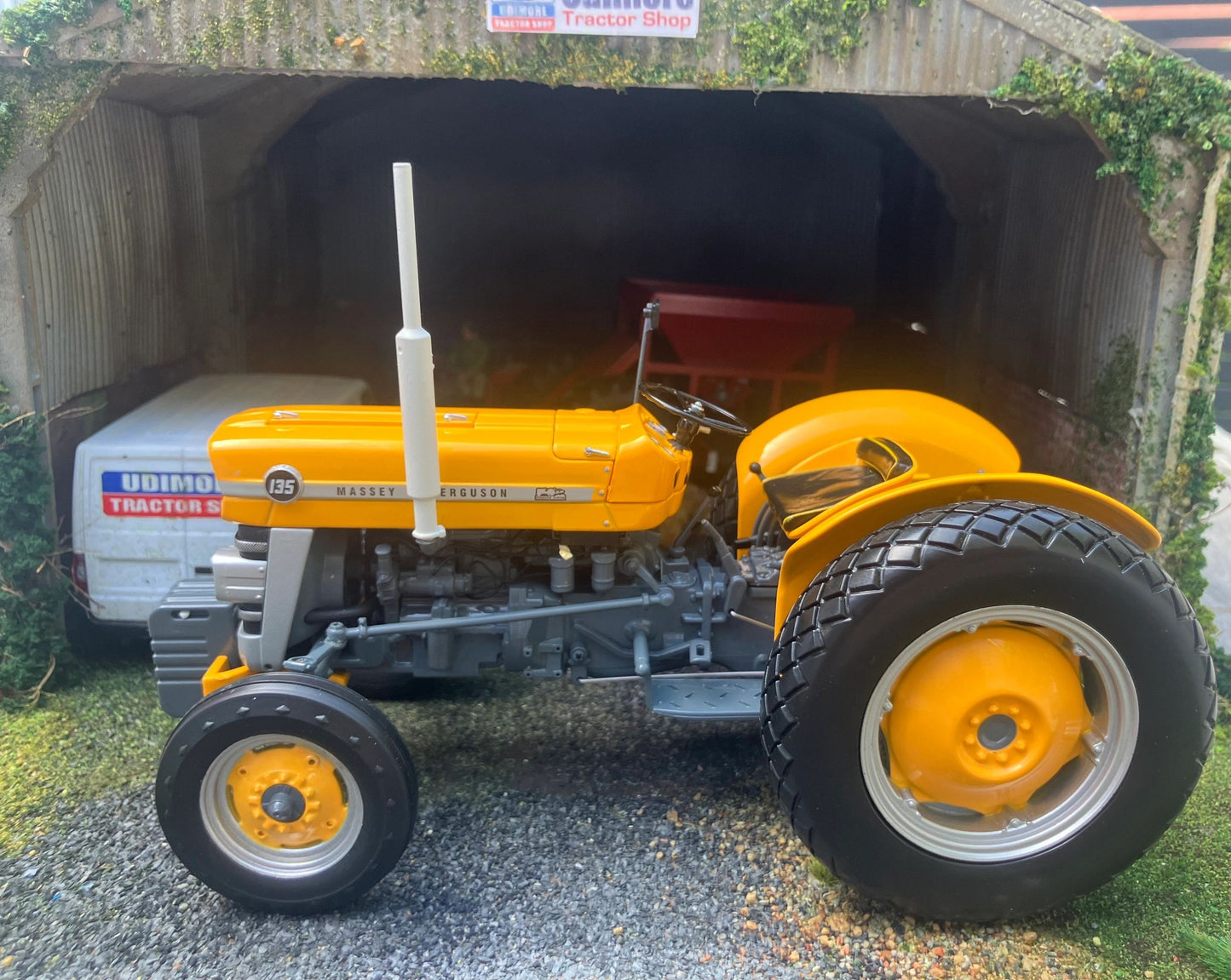 2822 Universal Hobbies Industrial Massey Ferguson 135 tractor BOXED 1:16 scale Image 3