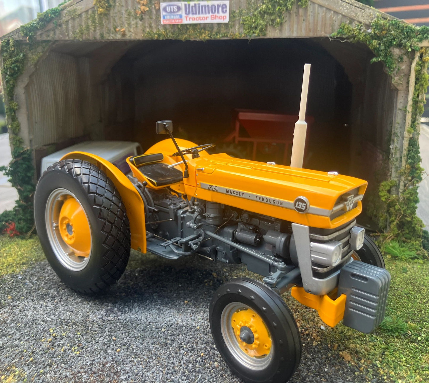2822 Universal Hobbies Industrial Massey Ferguson 135 tractor BOXED 1:16 scale Image 5