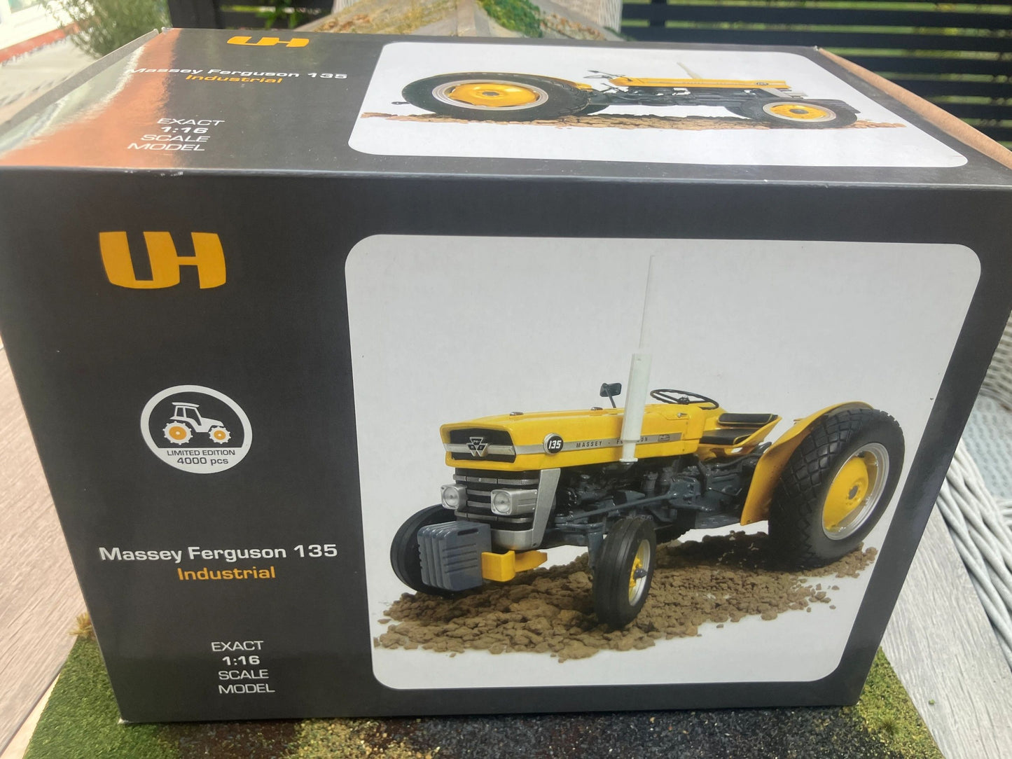2822 Universal Hobbies Industrial Massey Ferguson 135 tractor BOXED 1:16 scale Image 8