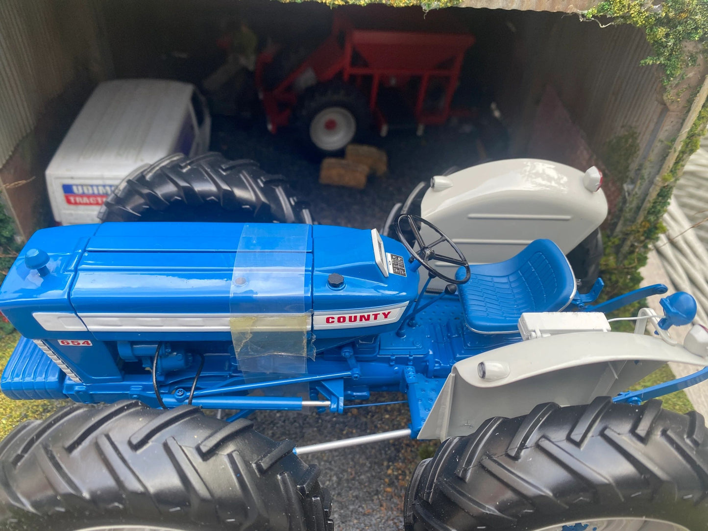 2826 Universal Hobbies early version County 654 Super four tractor BOXED 1:16 scale Image 3