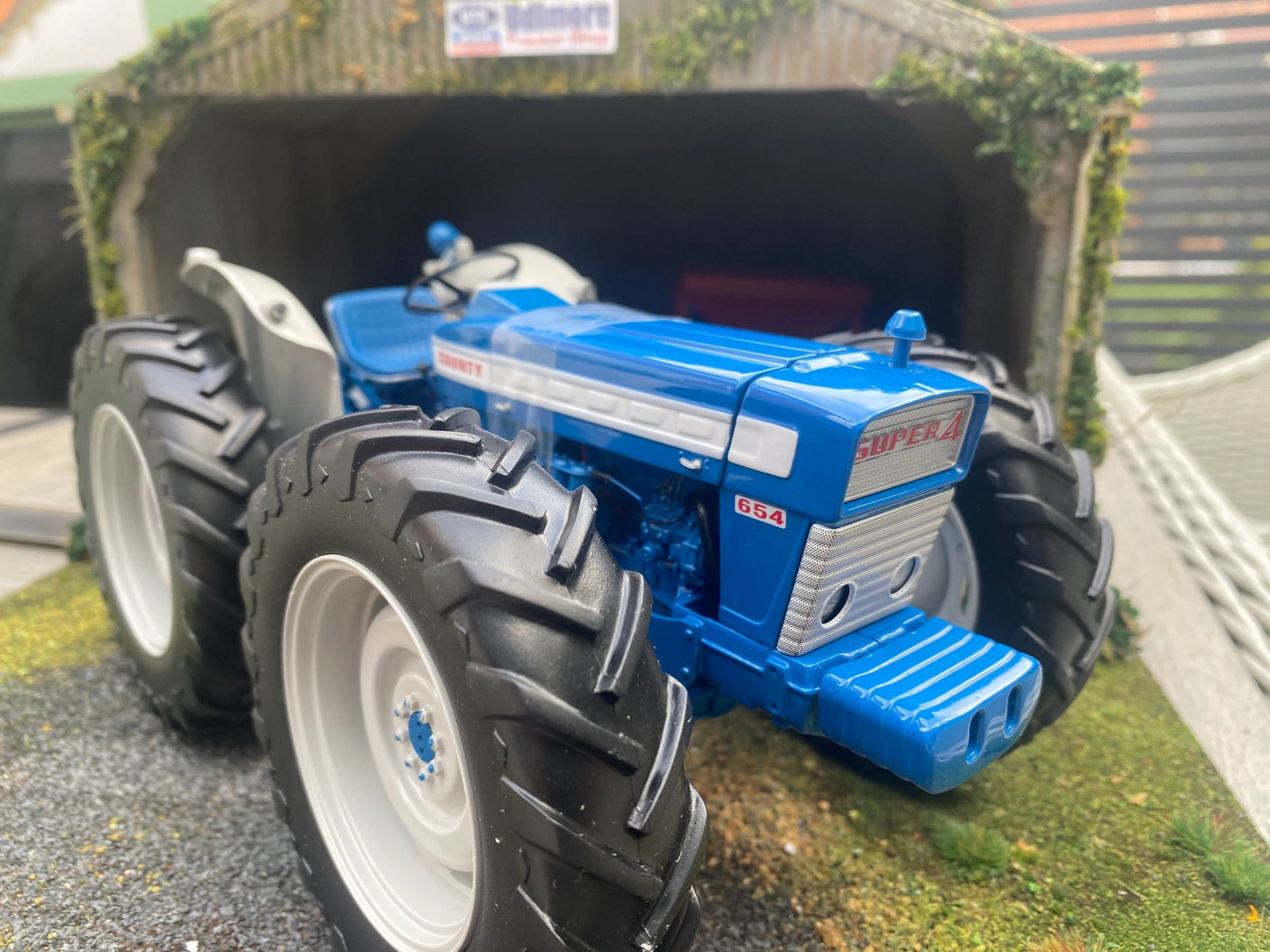 2826 Universal Hobbies early version County 654 Super four tractor BOXED 1:16 scale Image 5