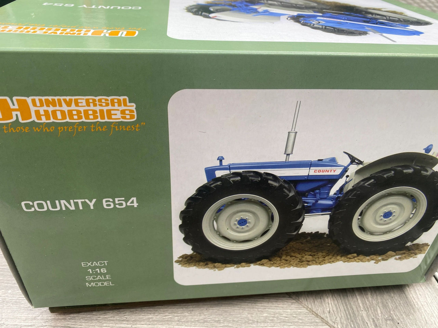 2826 Universal Hobbies early version County 654 Super four tractor BOXED 1:16 scale Image 8