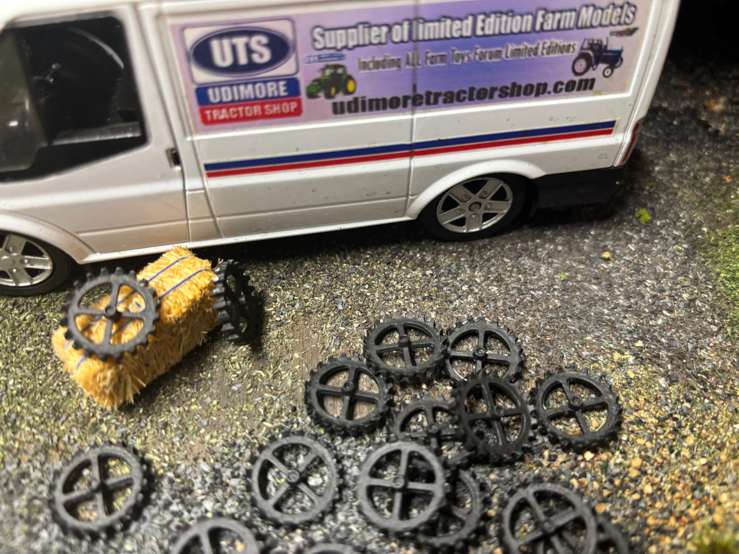04528 25 x Cog toothed wheels Gear Artisan32 farm machinery 1:32 scale