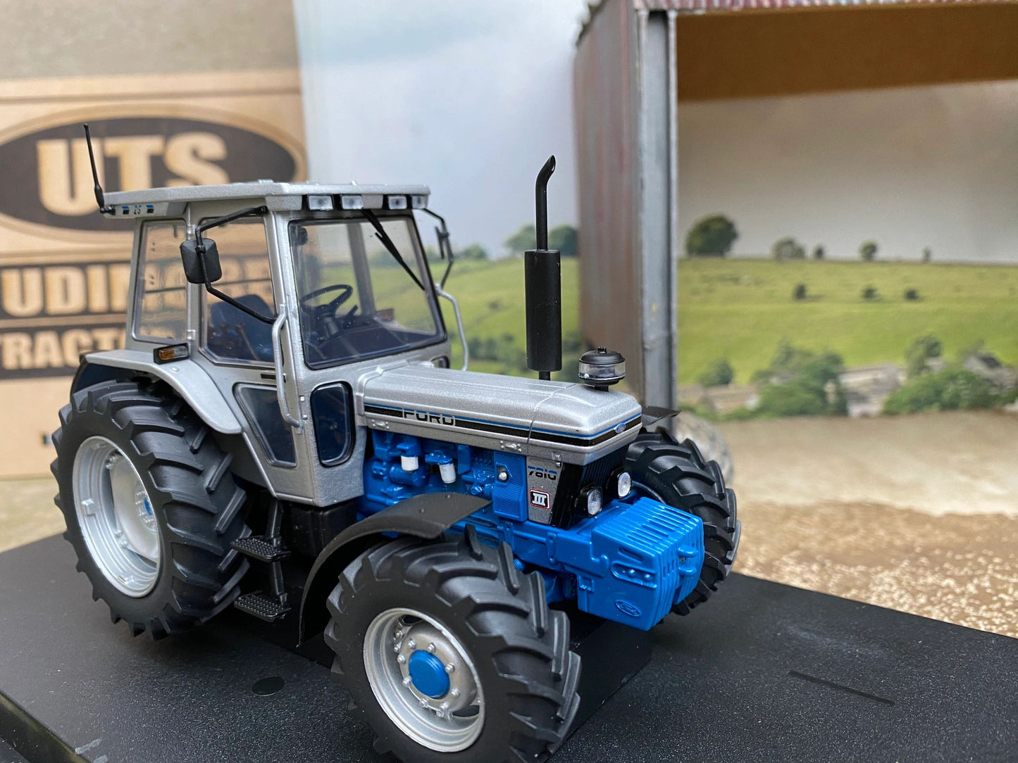 2882 Ford Jubilee 7810 Tractor 1:32 scale Farm Universal Hobbies NEW BOXED Image
