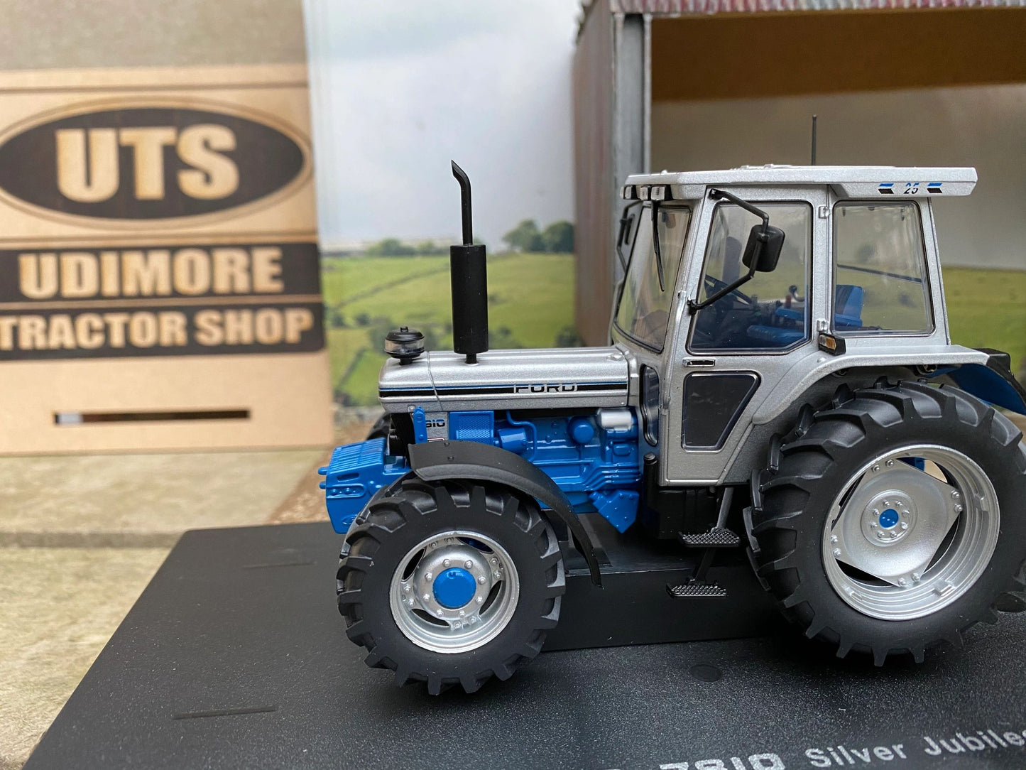 2882 Ford Jubilee 7810 Tractor 1:32 scale Farm Universal Hobbies NEW BOXED Image 3