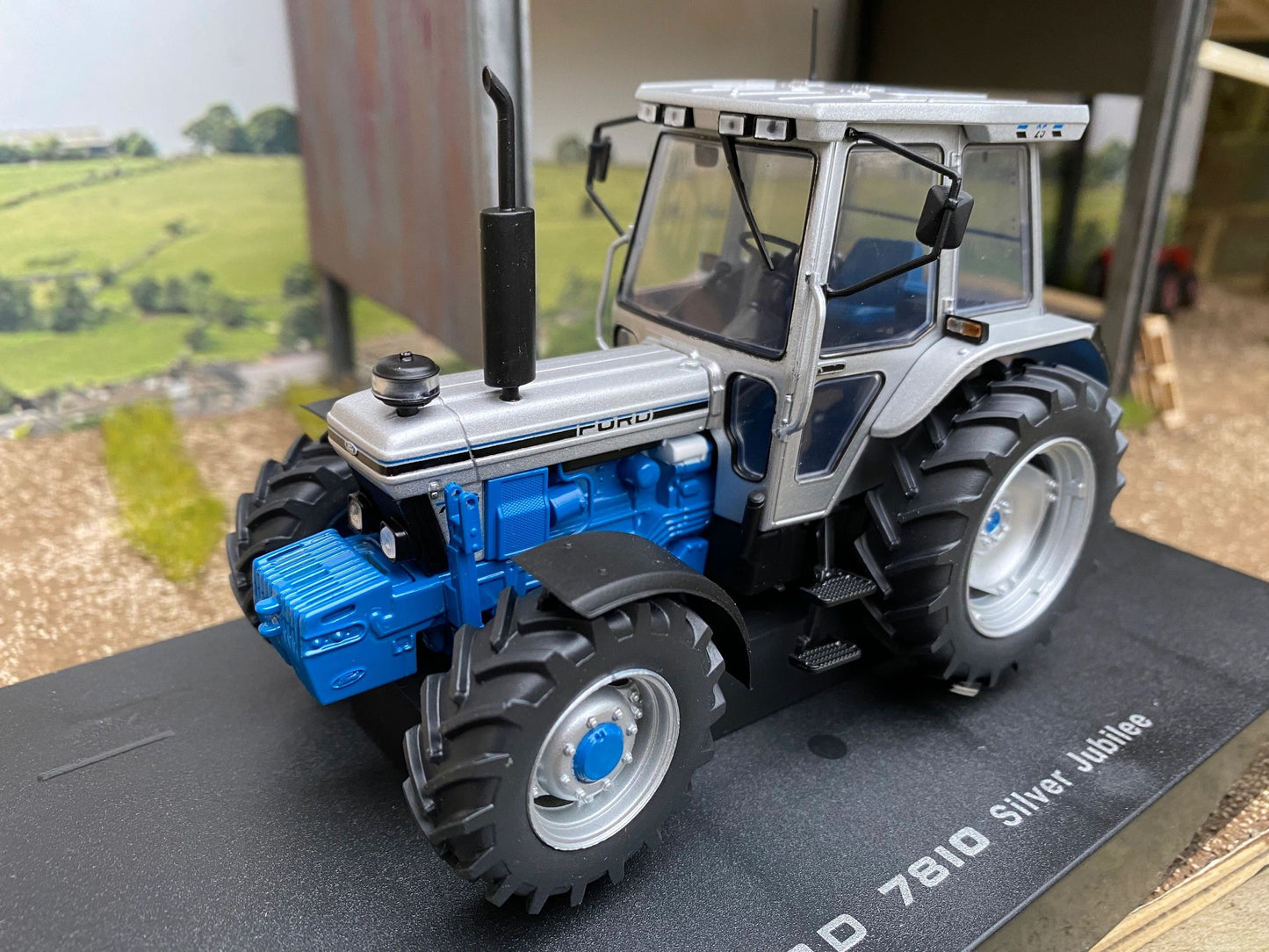 2882 Ford Jubilee 7810 Tractor 1:32 scale Farm Universal Hobbies NEW BOXED Image 5