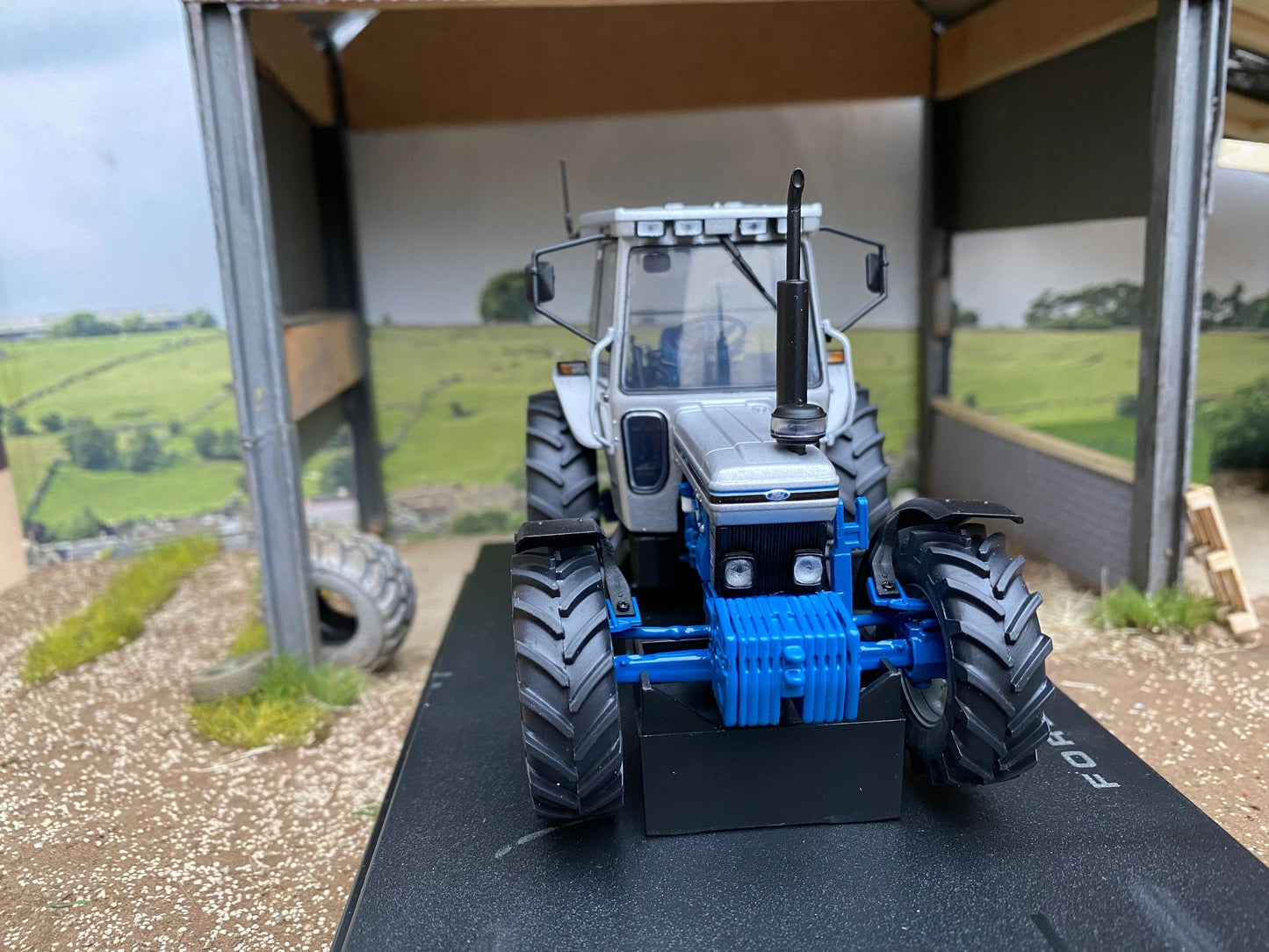 2882 Ford Jubilee 7810 Tractor 1:32 scale Farm Universal Hobbies NEW BOXED Image 6