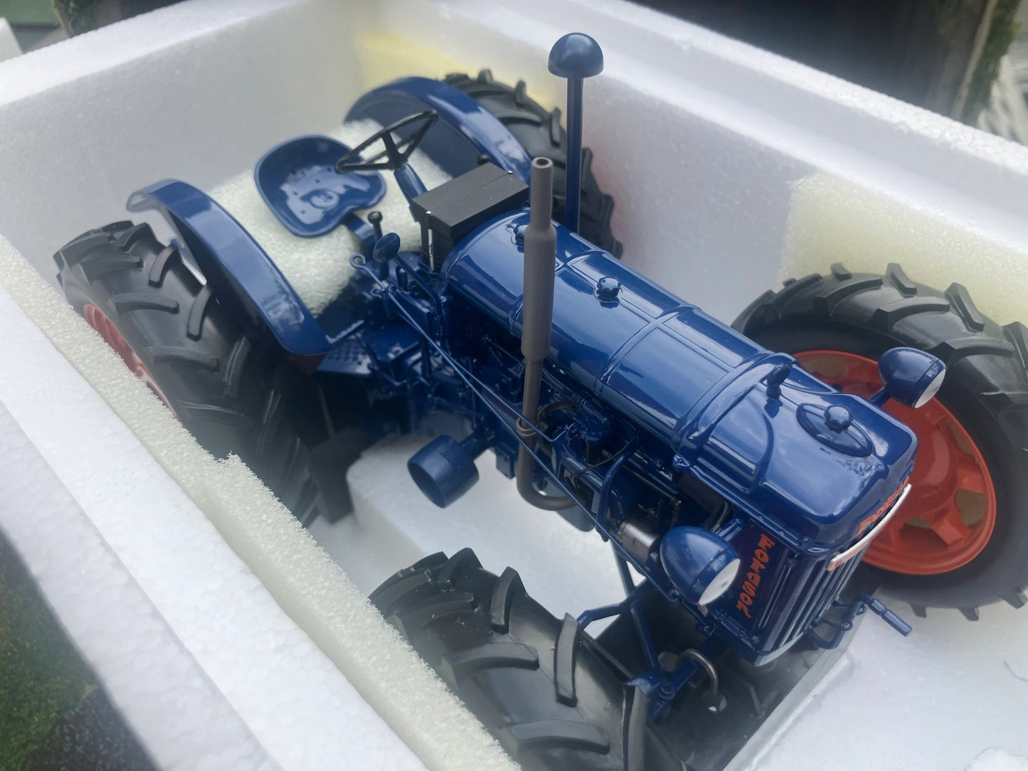 2986 Universal Hobbies Fordson E27N Roadless tractor BOXED 1:16 scale Image 3
