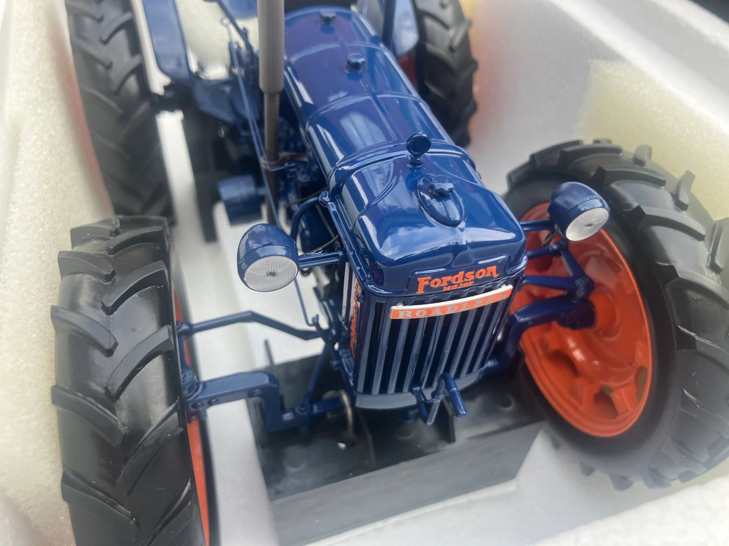 2986 Universal Hobbies Fordson E27N Roadless tractor BOXED 1:16 scale Image 4