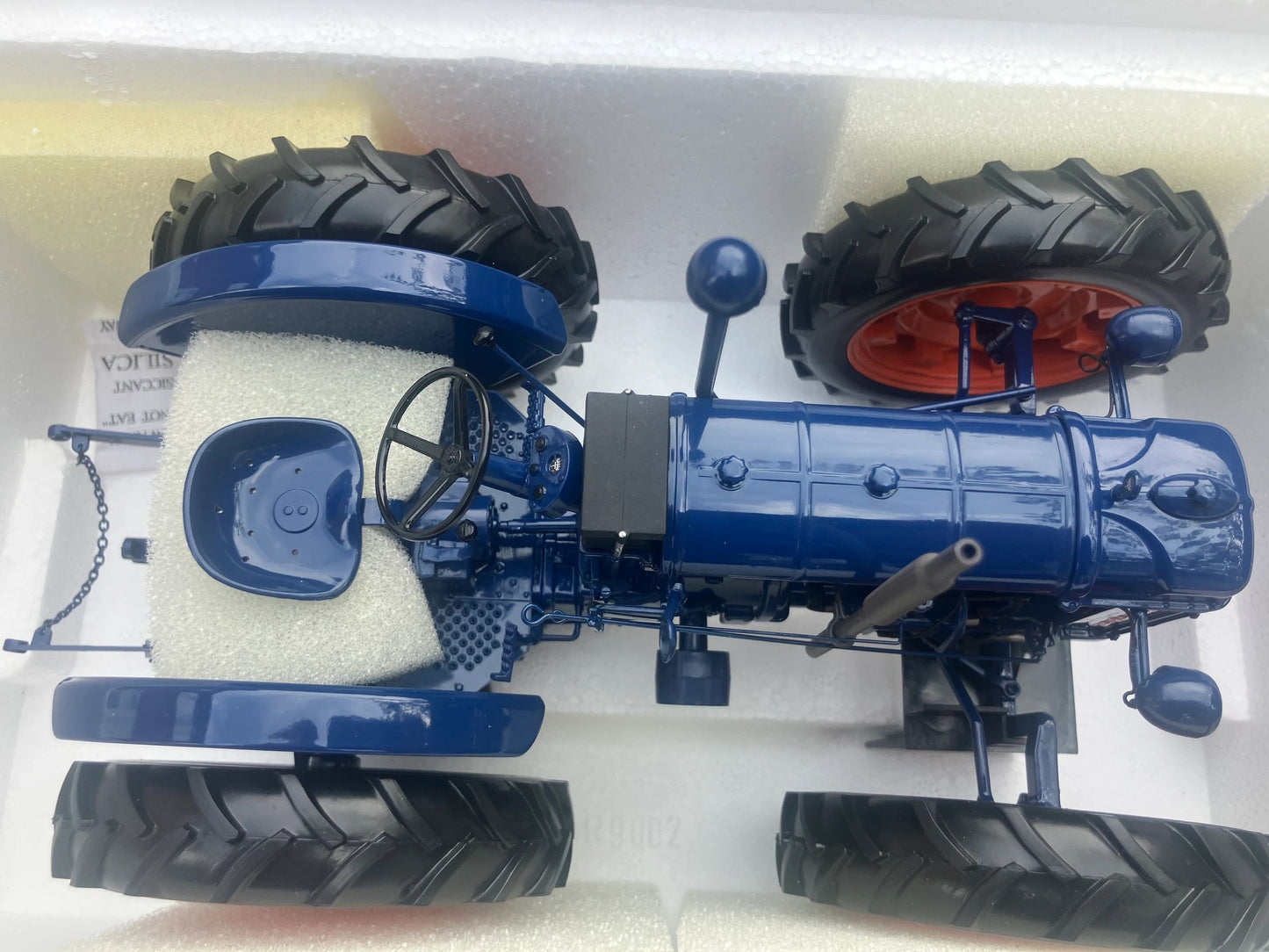 2986 Universal Hobbies Fordson E27N Roadless tractor BOXED 1:16 scale Image 5