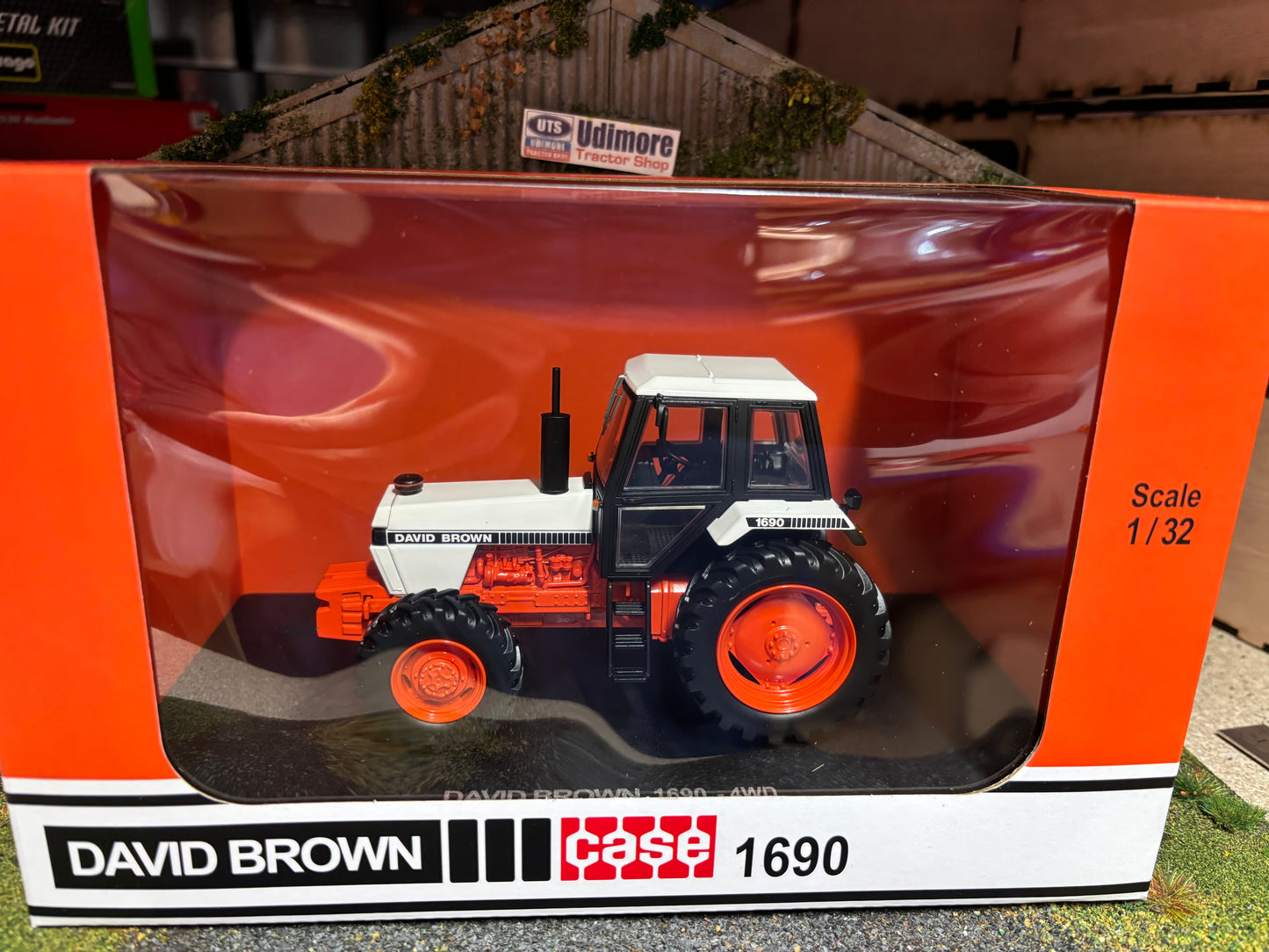 Universal Hobbies David Brown 1690 4wd Tractor BOXED 1:32 scale UH6753