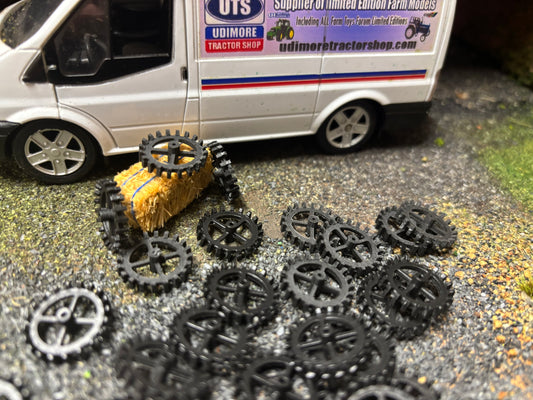 04529 25 x Cog toothed wheels Gear Artisan32 farm machinery 1:32 scale