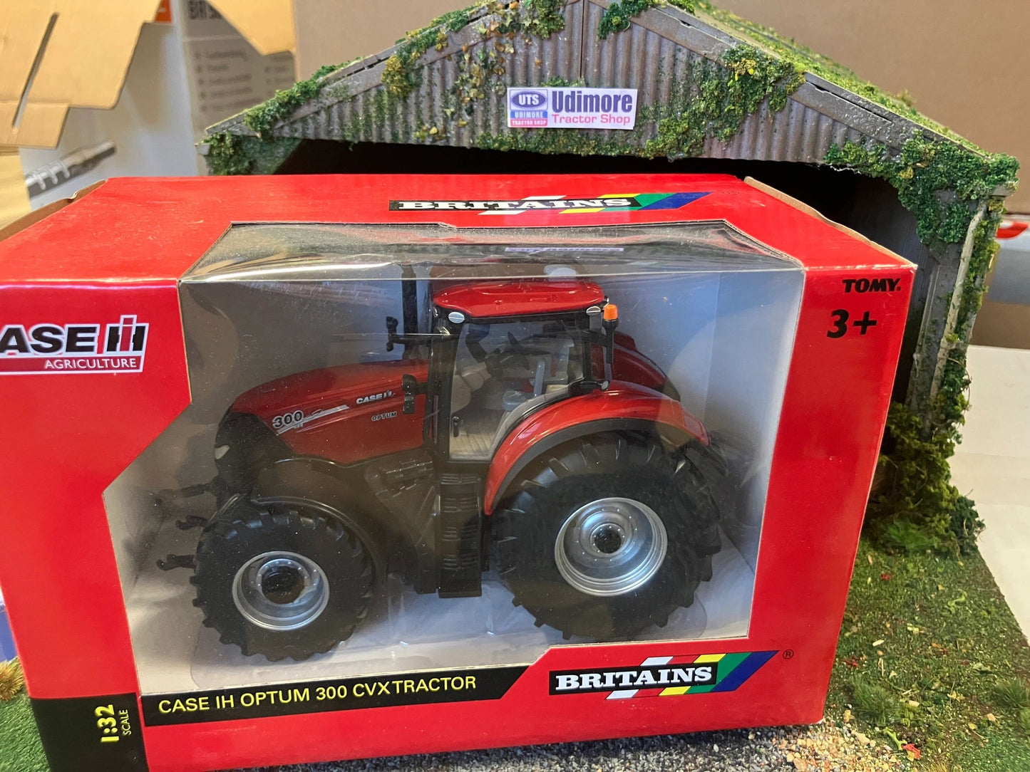43136A1 Britains CASE IH Optum 300 CVX Tractor 1:32 scale Image