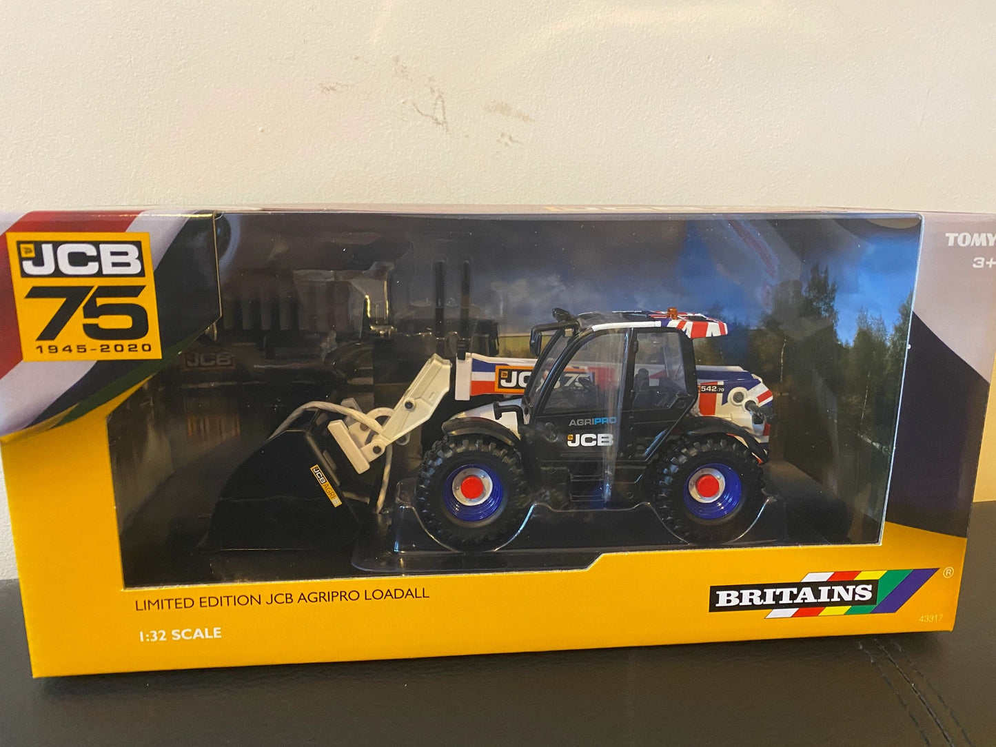 43317 Britains JCB Union Jack Loadall 75th Anniversary Agri Pro model 1:32 BOXED Image 5
