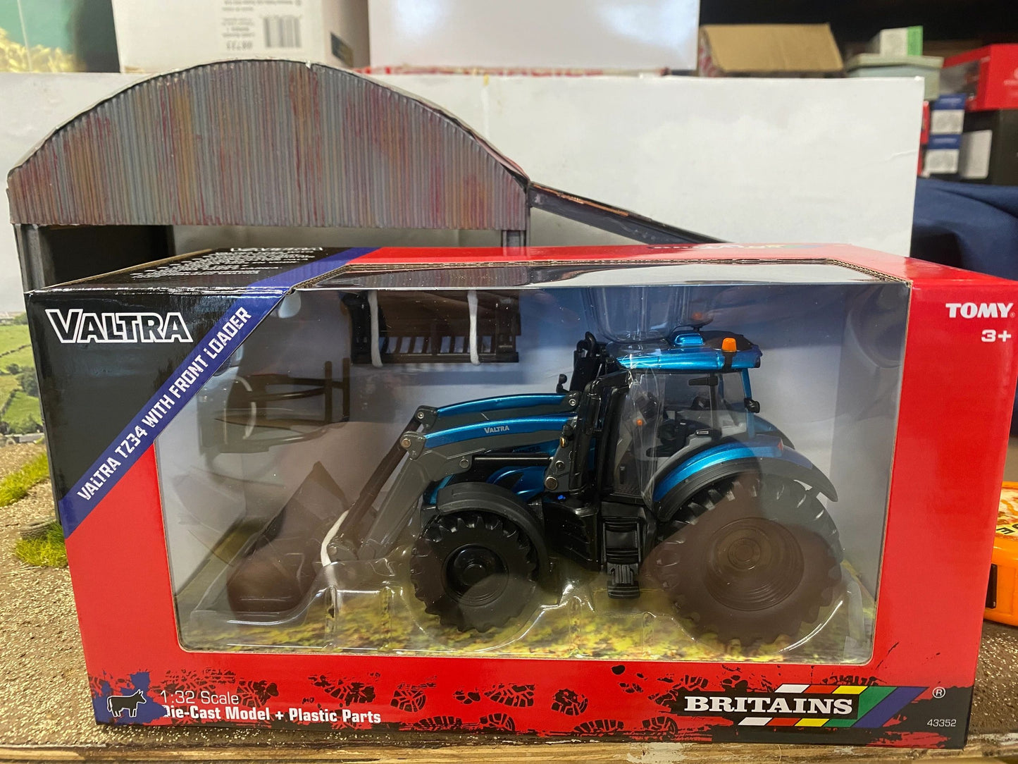 43352 Britains Valtra T234 Front Loader 1:32 scale New BOXED Image 4