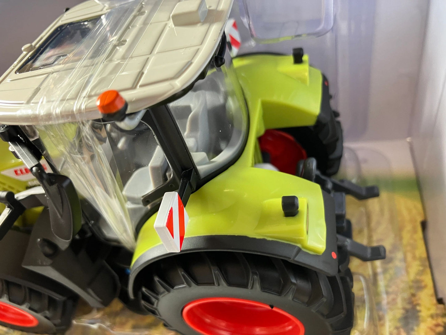 43374 Britains Claas Arion 660 Tractor 1:32 scale New BOXED Image 3