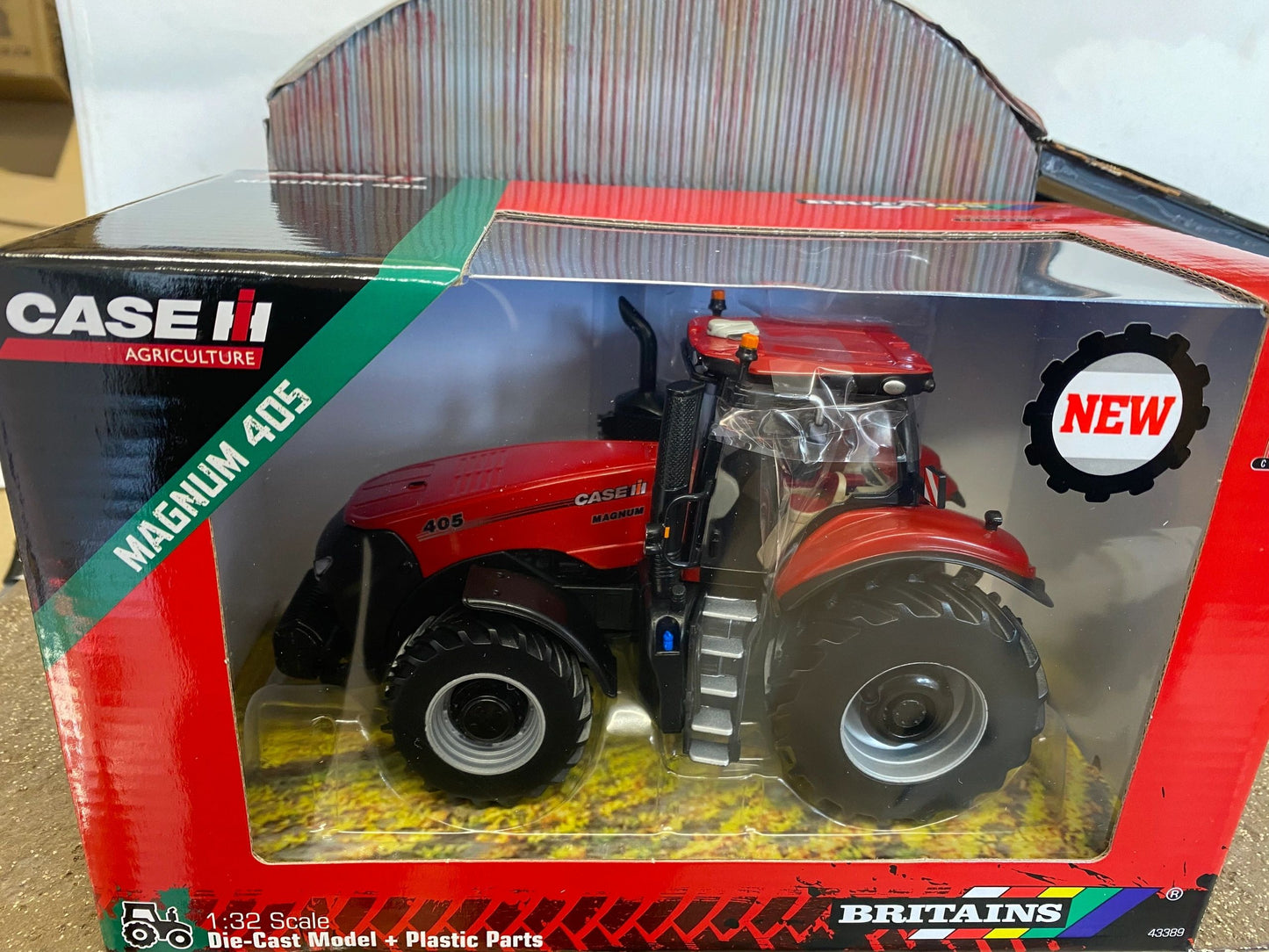 43389 Britains CASE Magnum 405 Tractor 1:32 scale New BOXED Image