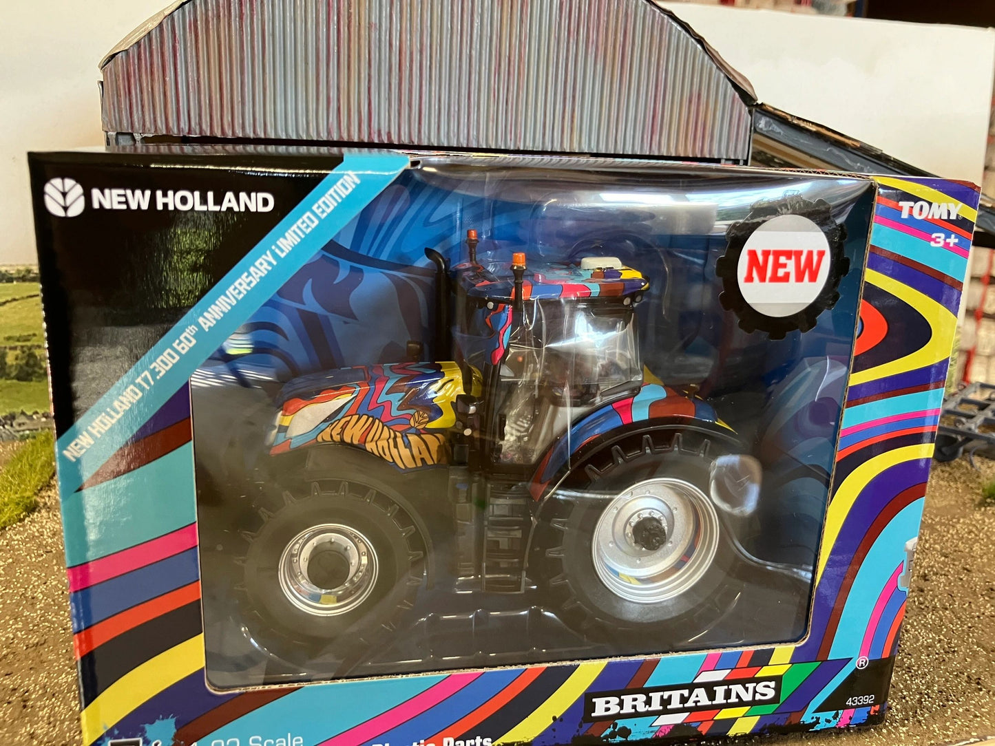 43392 Britains Basildon 60th Anniversary New Holland T7.300 Tractor 1:32 scale New BOXED Image 4
