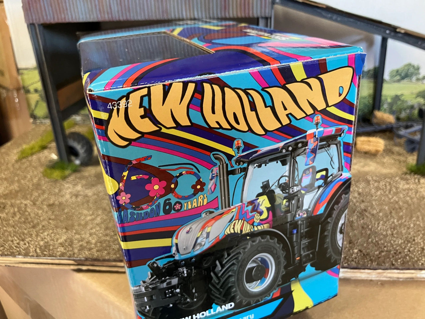 43392 Britains Basildon 60th Anniversary New Holland T7.300 Tractor 1:32 scale New BOXED Image 6