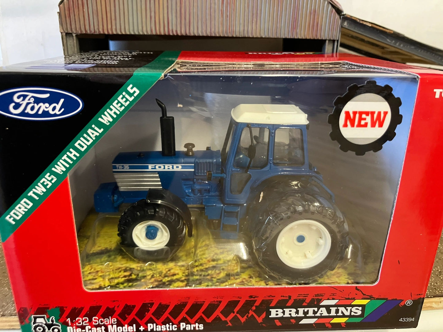 43394 Britains Ford TW35 with removable rear Duals Tractor 1:32 scale New BOXED Image