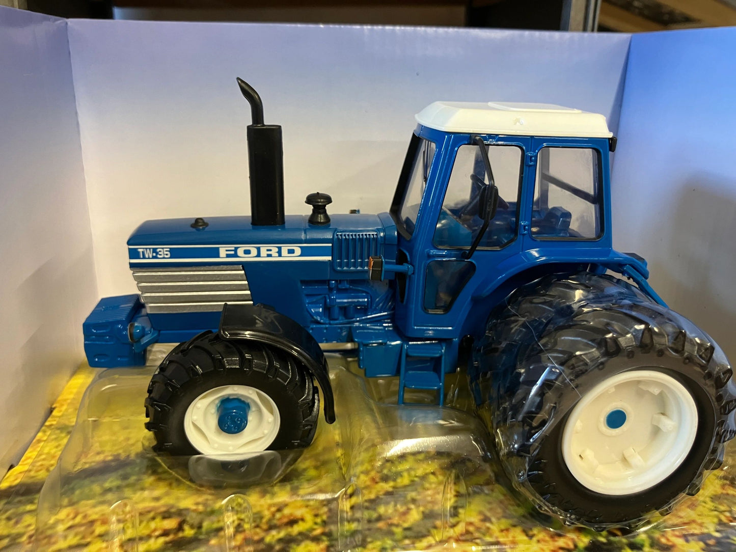 43394 Britains Ford TW35 with removable rear Duals Tractor 1:32 scale New BOXED Image 3