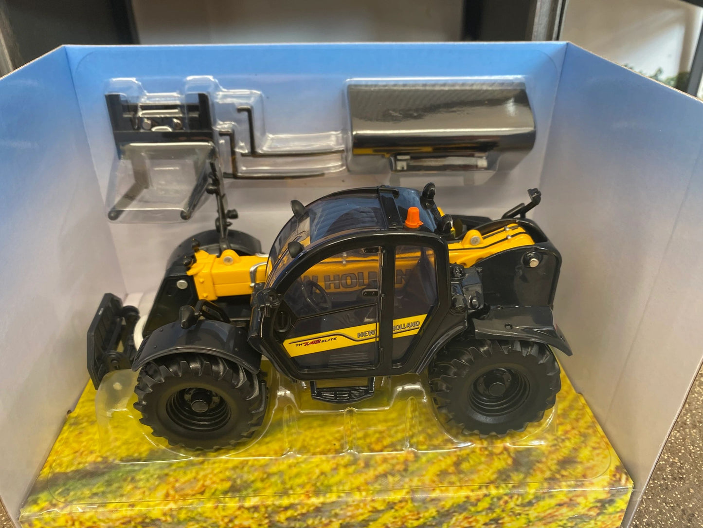 43395 Britains New Holland TH7.42 Telehandler 1:32 scale New BOXED Image