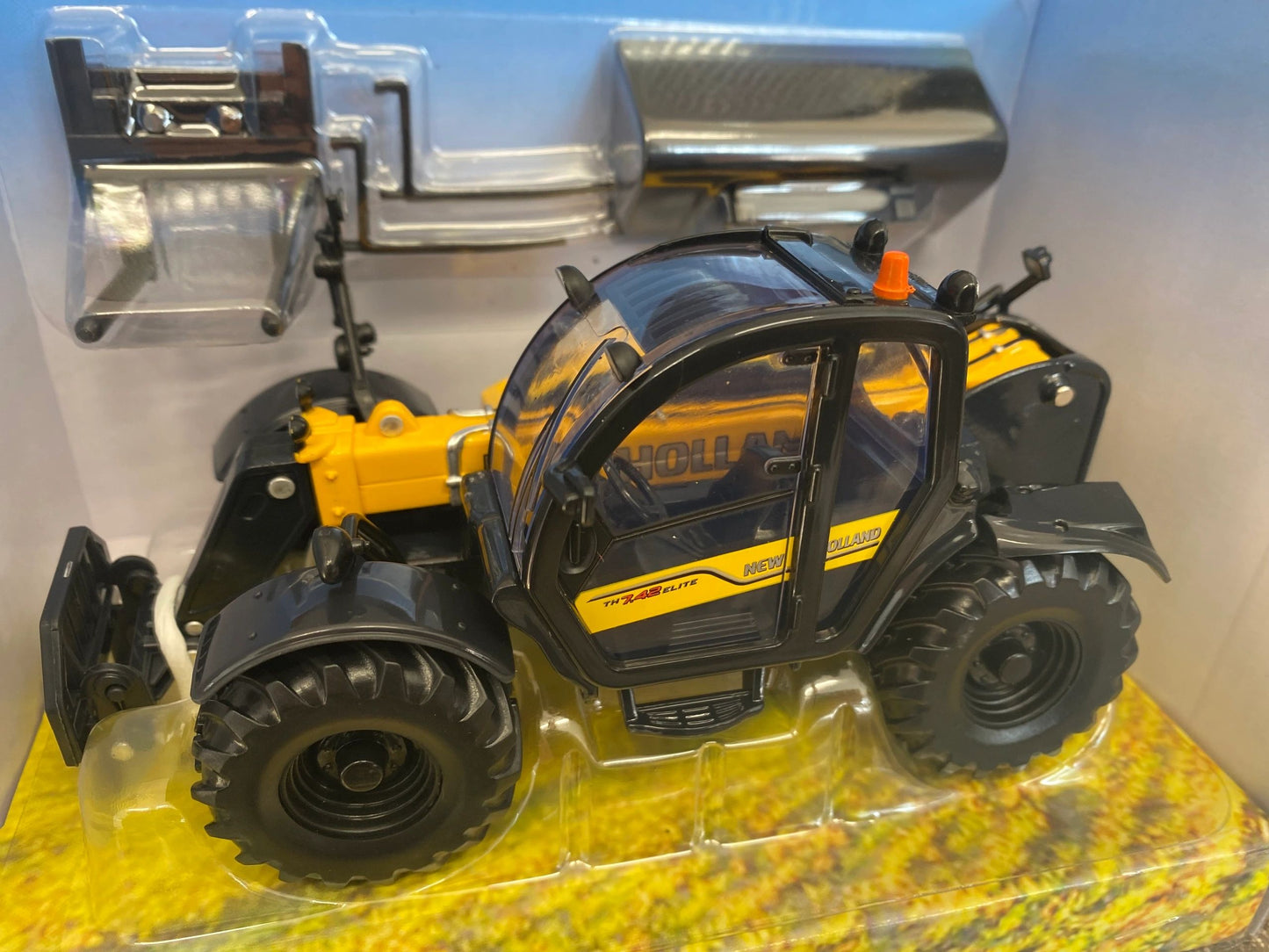 43395 Britains New Holland TH7.42 Telehandler 1:32 scale New BOXED Image 3