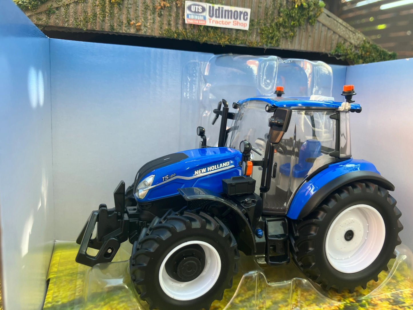 43400 Britains New Holland T5.120 Tractor 1:32 BOXED Image 3