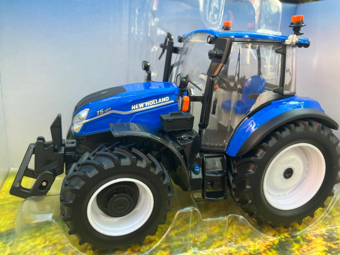 43400 Britains New Holland T5.120 Tractor 1:32 BOXED Image 4