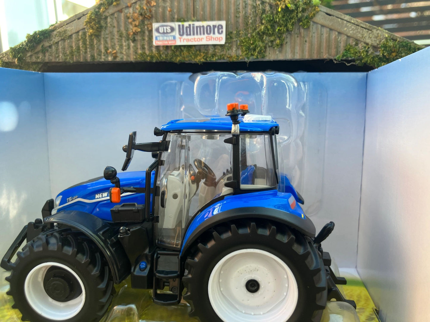 43400 Britains New Holland T5.120 Tractor 1:32 BOXED Image 5