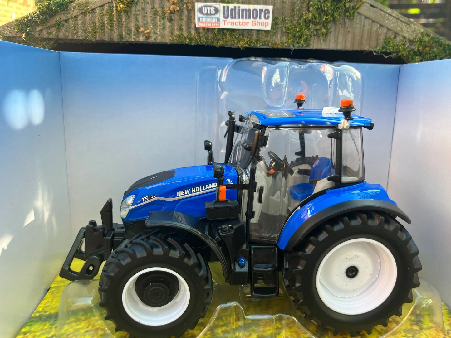 43400 Britains New Holland T5.120 Tractor 1:32 BOXED Image 6