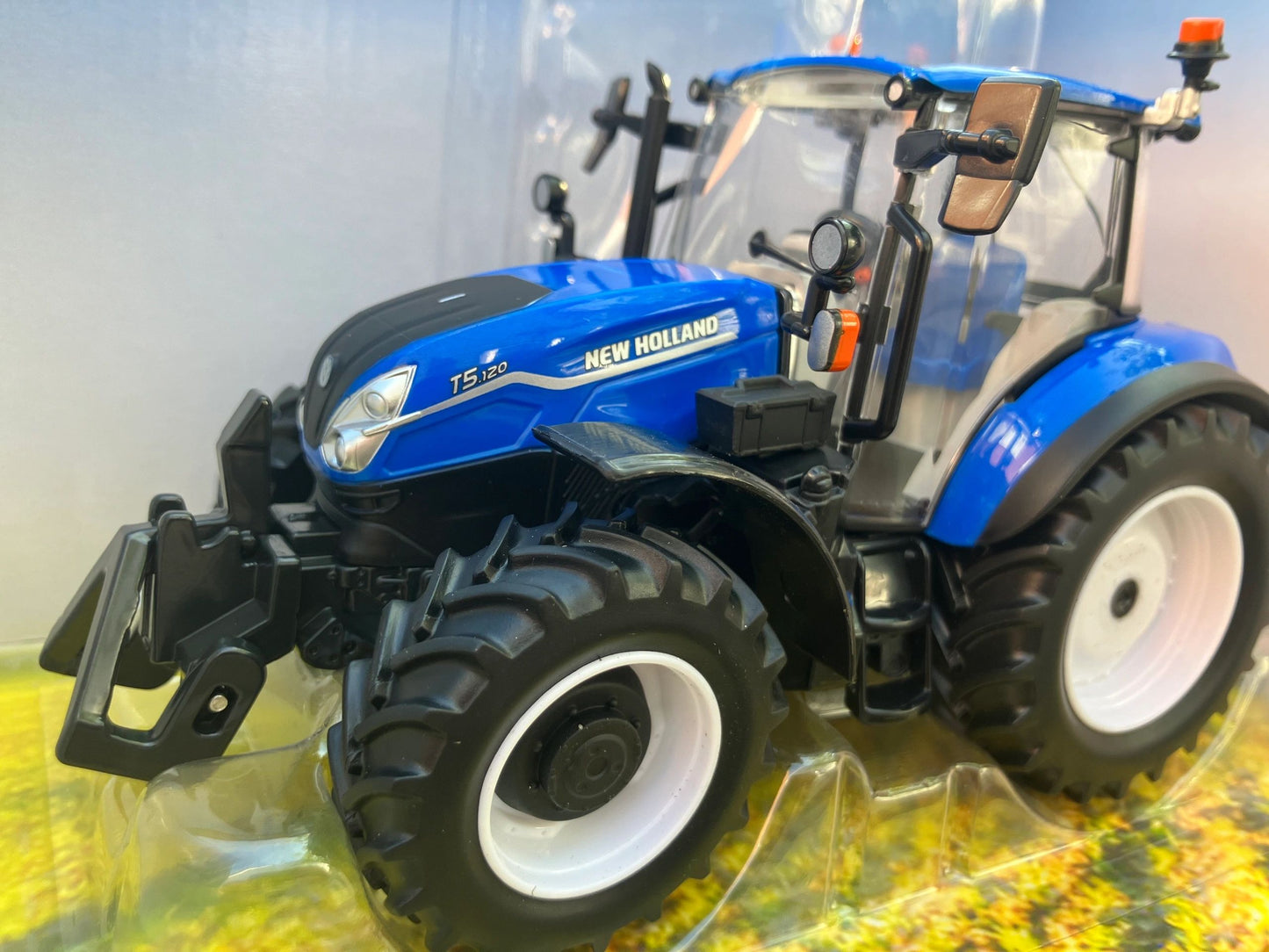 43400 Britains New Holland T5.120 Tractor 1:32 BOXED Image 7