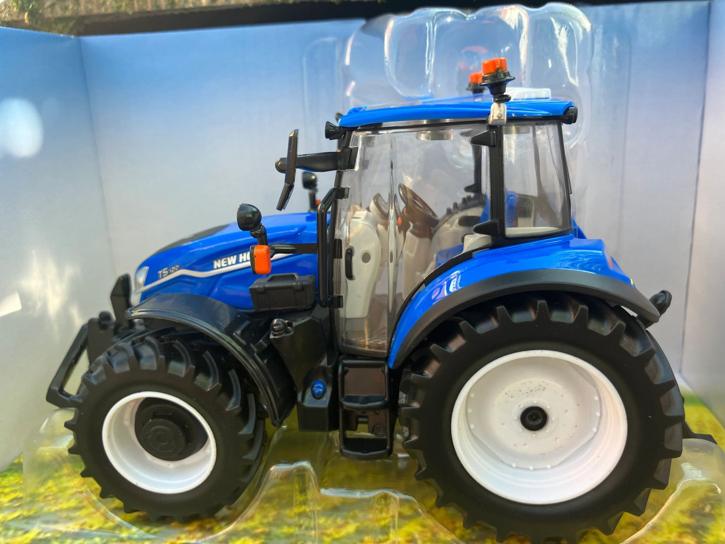 43400 Britains New Holland T5.120 Tractor 1:32 BOXED Image 8