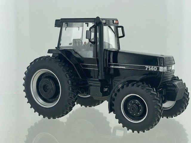 43416BL Britains Black CASE Magnum 7140 Tractor 1:32 scale New Limited Edition Image 3