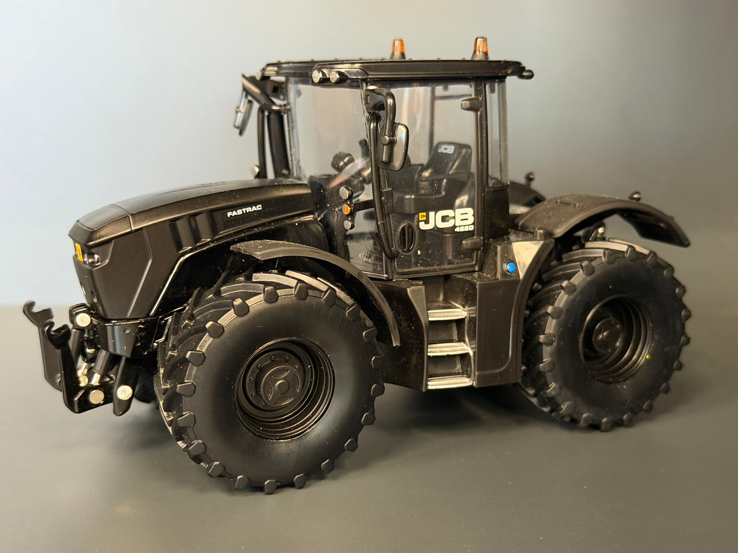 PRE-ORDER Britains 43453B BLACK JCB Fastrac 4220 Tractor 1:32 – Limited Edition 1000 Pieces