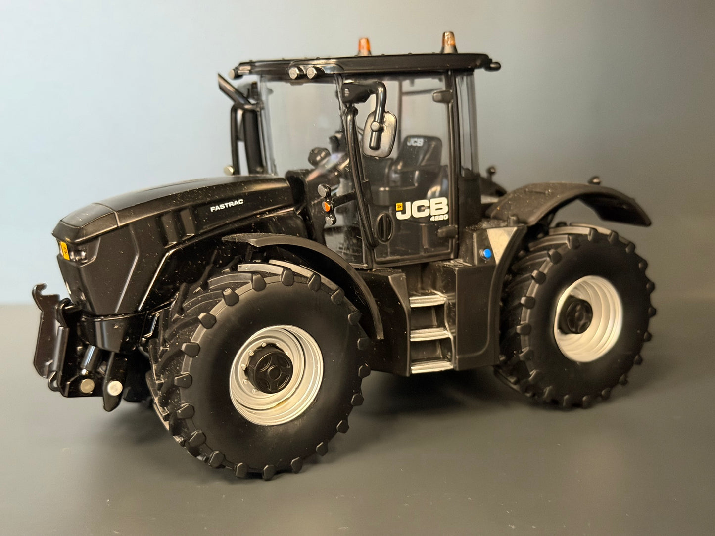 PRE-ORDER Britains 43453BS BLACK JCB Fastrac 4220 Tractor with silver wheels 1:32 – Limited Edition 750 Pieces