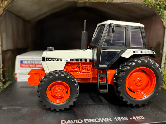 Universal Hobbies David Brown 1690 4wd Tractor BOXED 1:32 scale UH6753