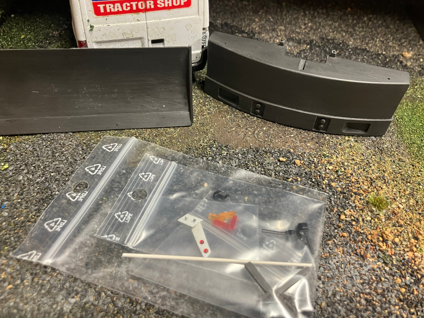 Front Blade & Rear Sledgehammer Scraper kit with lights Artisan32 Silage kit farm machinery 1:32 scale 03220