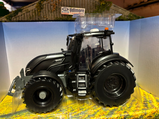 Britains BLACK Valtra Q305 Tractor 1:32 scale New BOXED 43309