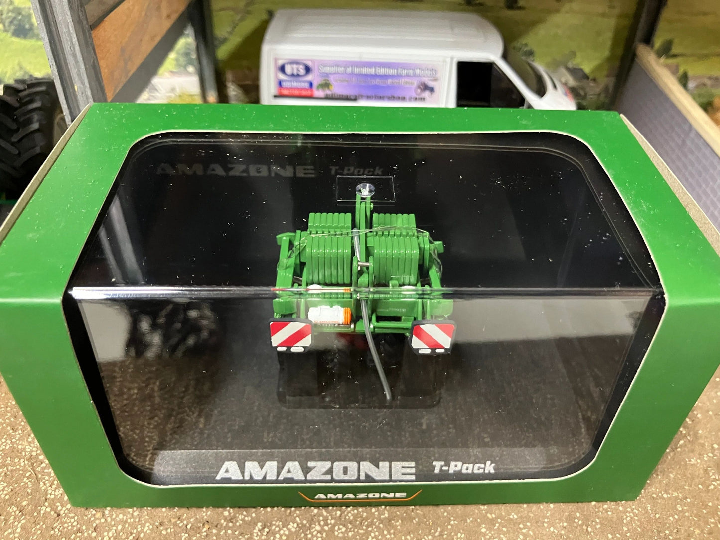 5343 Universal Hobbies Amazone T pack Packer BOXED 1:32 scale Image 2