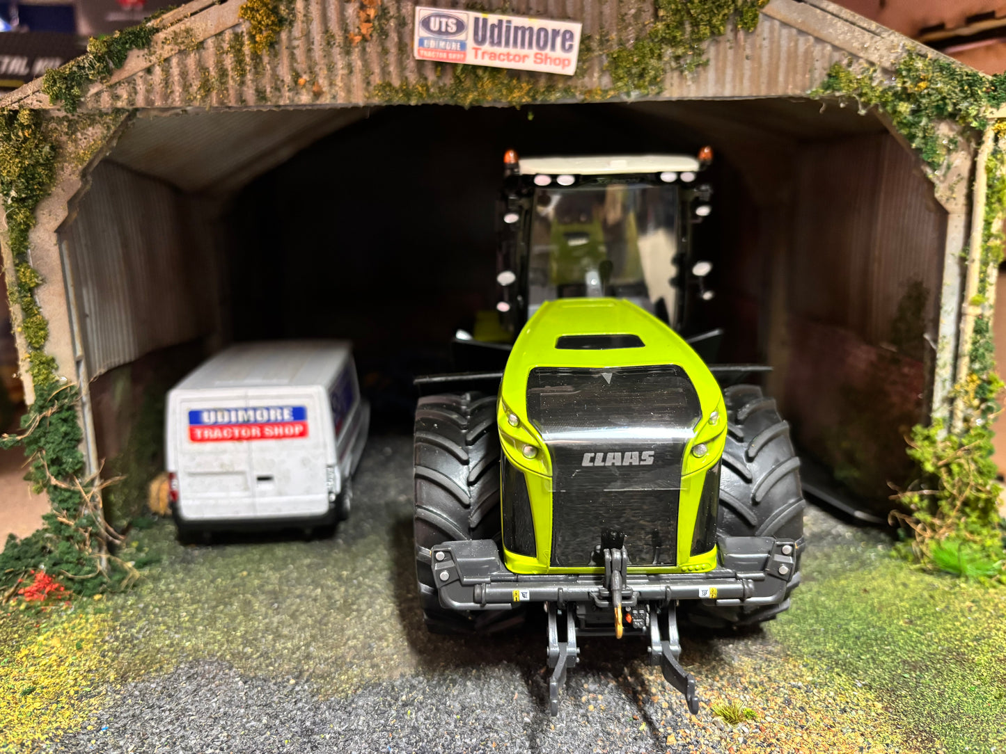 Wiking Claas Xerion 4500 tractor 1:32 scale Boxed Reversible cab