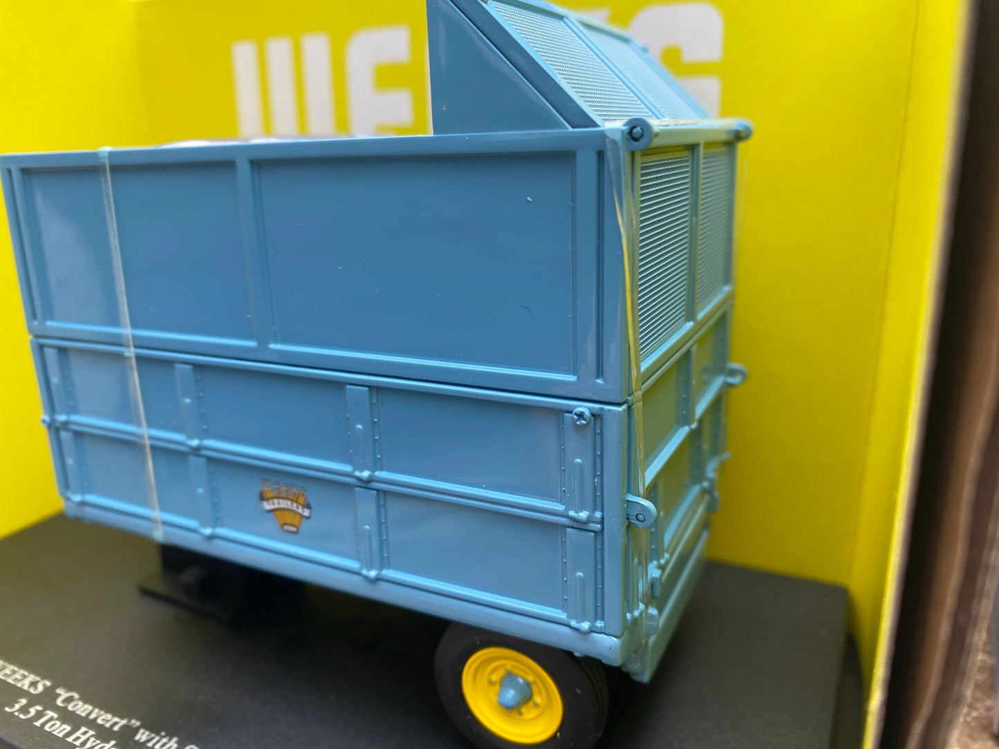 6230 Universal Hobbies Weeks Silage Trailer 3.5 1:32 scale DEALER box Image 3