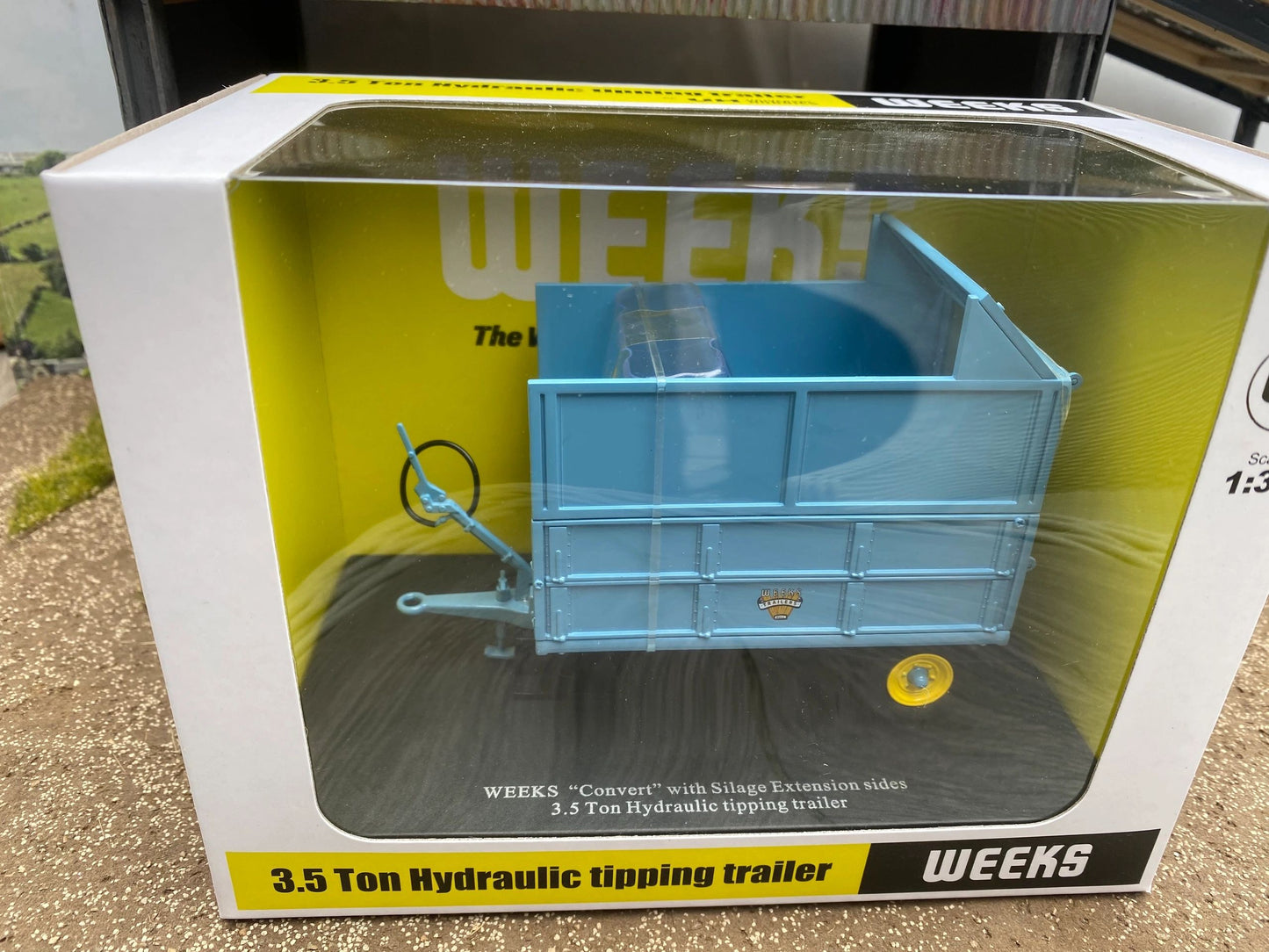 6230 Universal Hobbies Weeks Silage Trailer 3.5 1:32 scale DEALER box Image 4