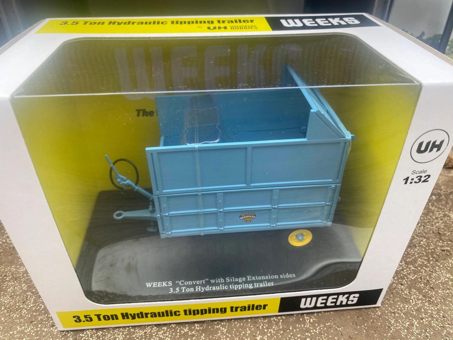6230 Universal Hobbies Weeks Silage Trailer 3.5 1:32 scale DEALER box Image 7