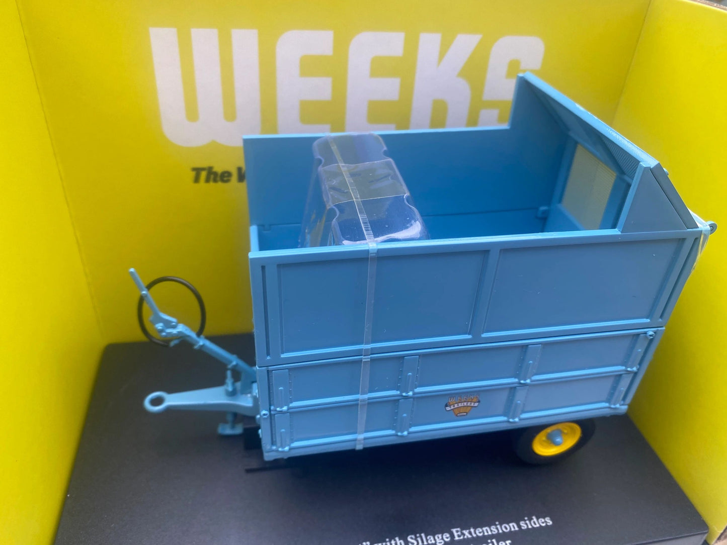 6230 Universal Hobbies Weeks Silage Trailer 3.5 1:32 scale DEALER box Image 9