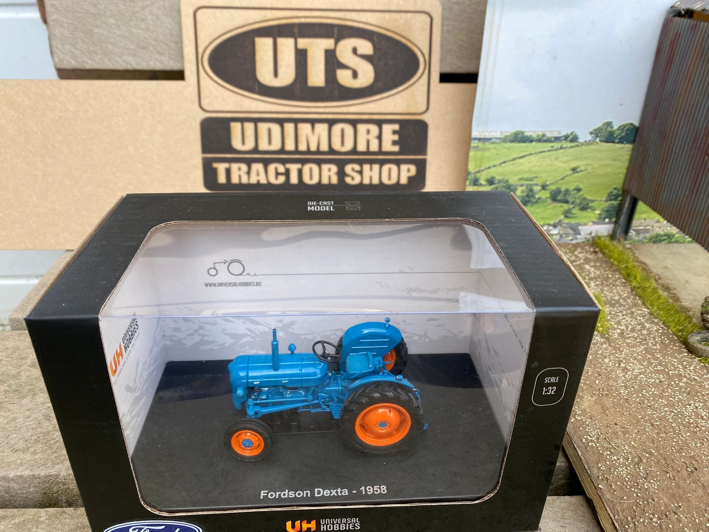 6272 Universal Hobbies 1958 Fordson Dexta tractor BOXED 1:32 scale Image 3