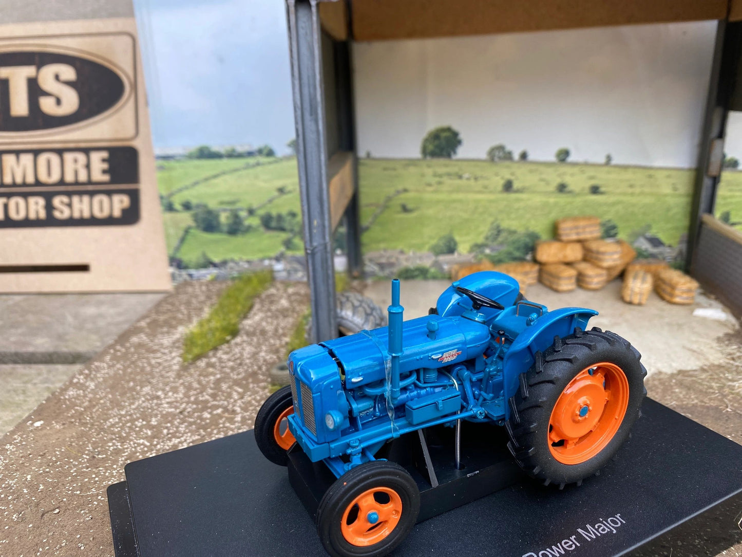 6272 Universal Hobbies 1958 Fordson Dexta tractor BOXED 1:32 scale Image 5