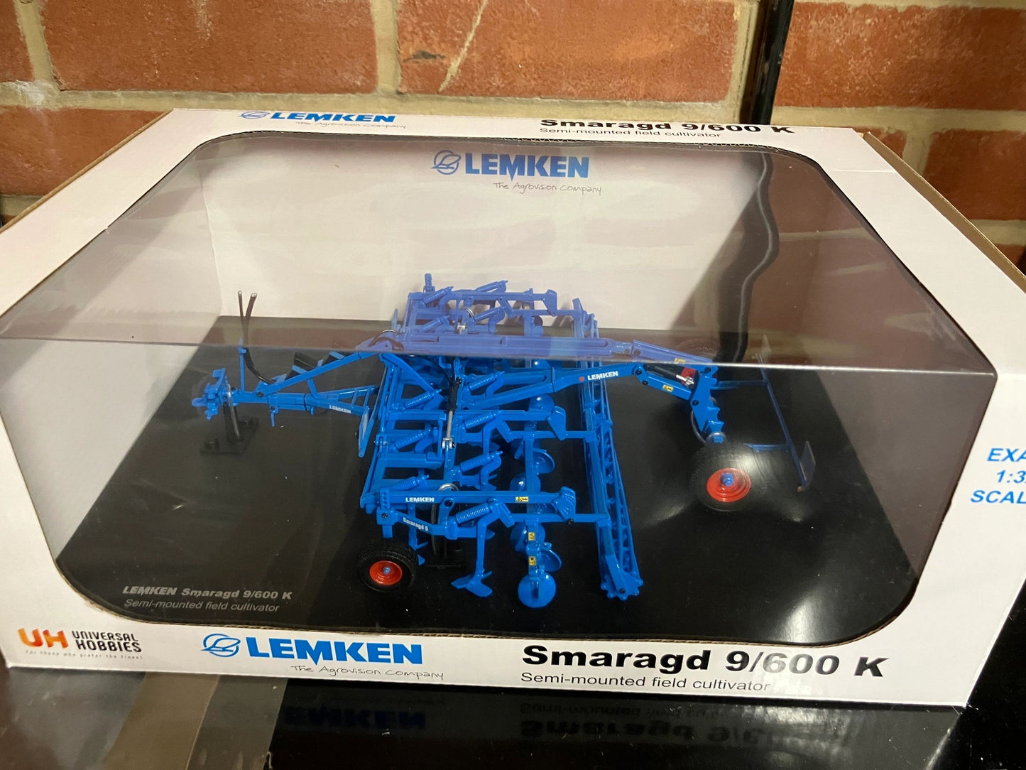 6290 Universal Hobbies Lemken Cultivator Smaragd semi mounted BOXED 1:32 scale Image